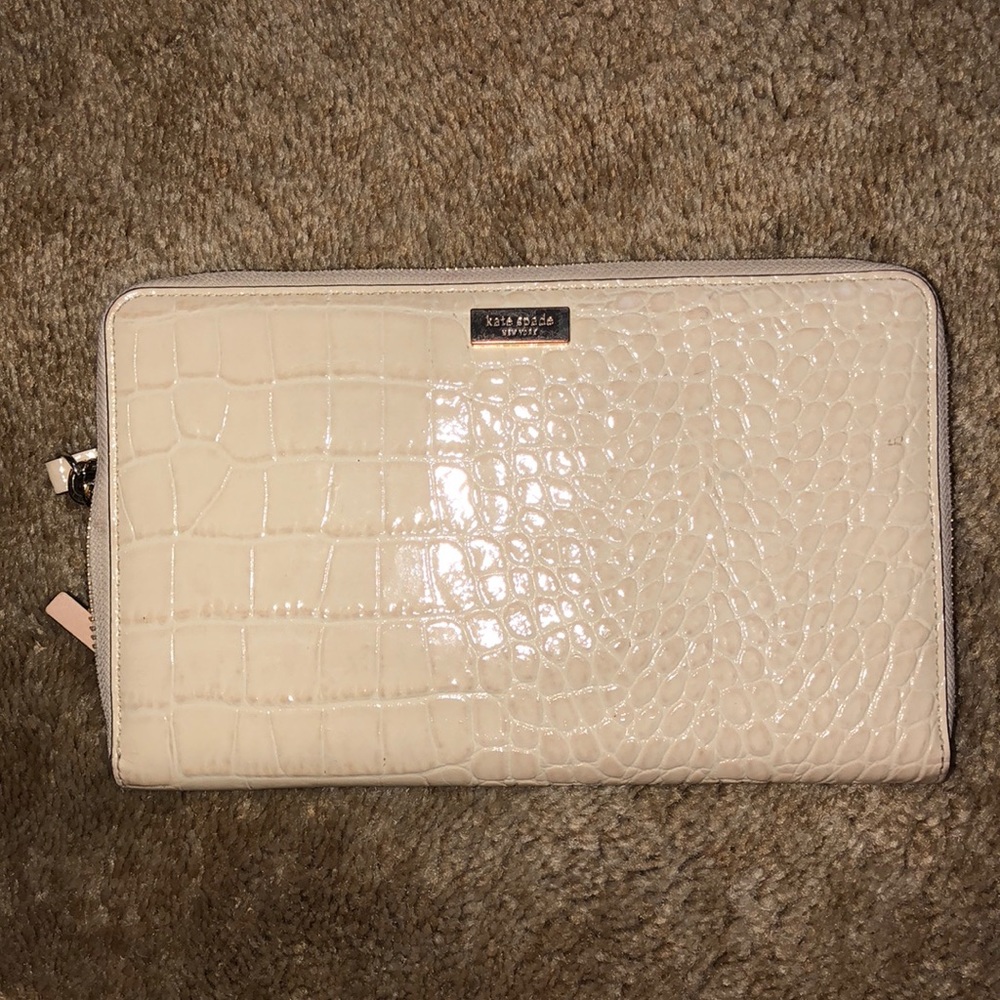 Kate Spade ♠️ embossed travel wallet